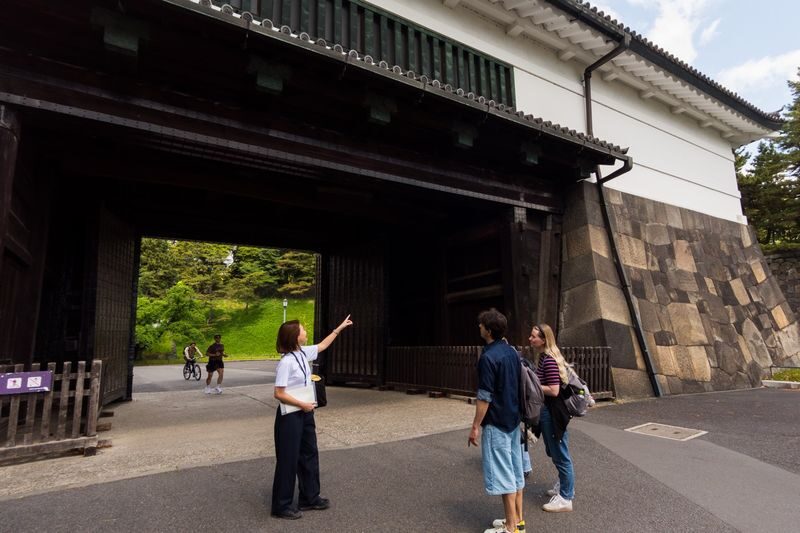 Tokyo: Imperial Palace & Shogun Castle Walking Tour - Otemon Gate and the castle’s defenses