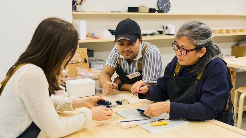 Tokyo: Japanese Gold Repair Kintsugi Workshop in Shinjuku - Choose a plate and make the design yours