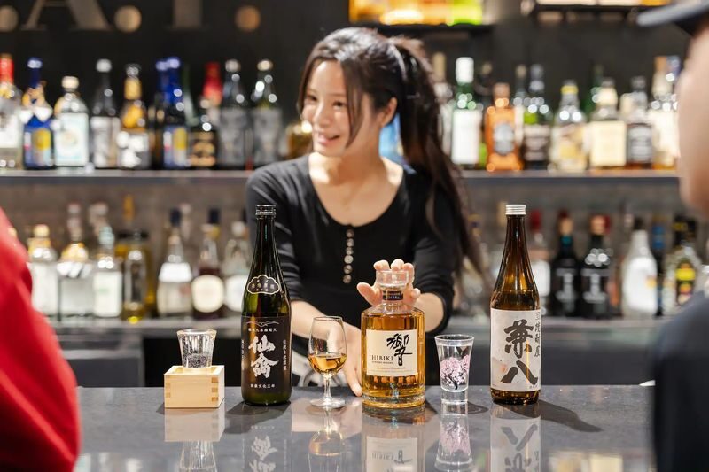 Tokyo: Japanese Whisky Tasting Experience: 10 Whiskies & 5 Snacks - A local guide keeps the whisky accessible