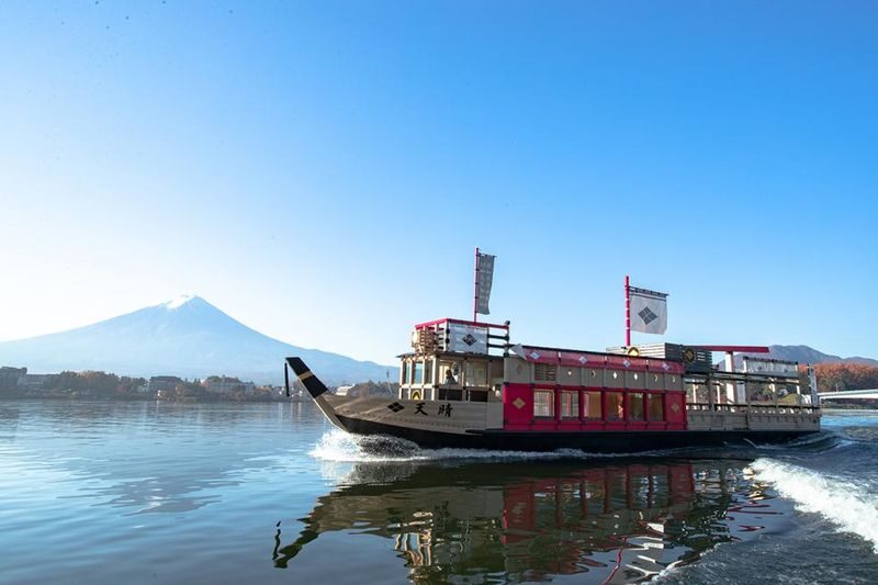 Tokyo Mount Fuji, Lake Kawaguchiko, Oshino Hakkai Day Tour - A guide can make a multilingual day work