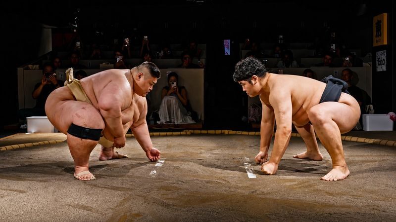 Tokyo: Shibuya Sumo Show with Drink and Photo - The sumo challenge is a lottery