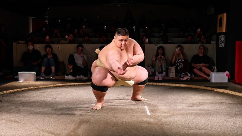 Tokyo: Shibuya Sumo Show with Drink and Photo - Hosts help make the sport understandable