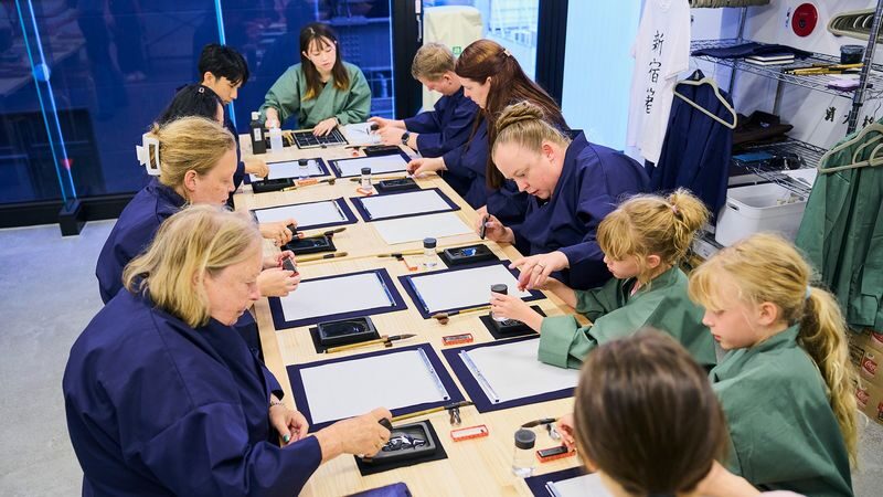 Tokyo: Shinjuku Calligraphy Workshop & Scroll - Turning your name into Japanese characters