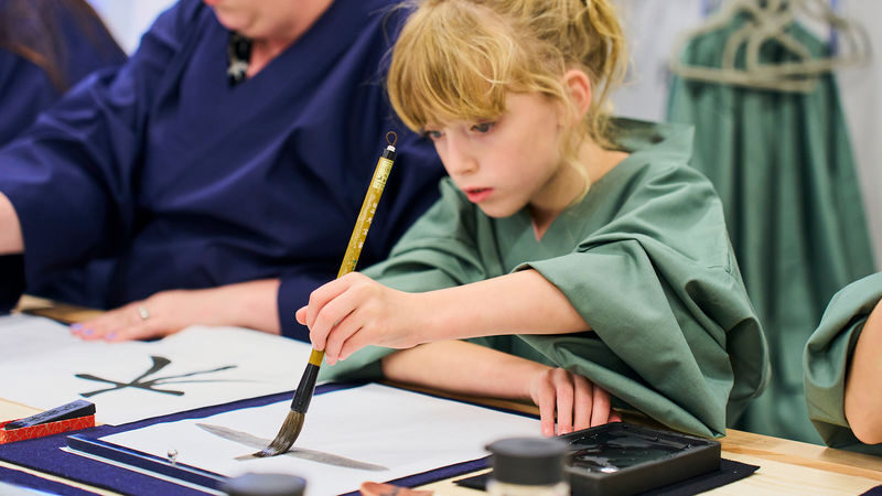 Tokyo: Shinjuku Calligraphy Workshop & Scroll - Booking details that matter