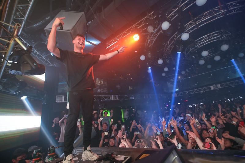 Tokyo Shinjuku: WARP Nightclub Ticket & VIP (For Foreign) - Who will enjoy WARP most