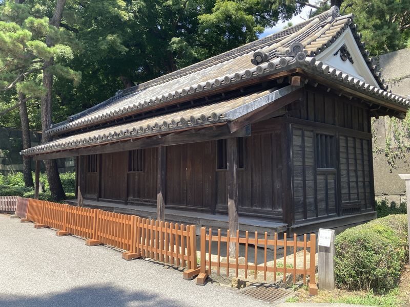 Tokyo: Small-group Imperial Palace Historical Walking Tour - Defensive buildings that make the site easier to read