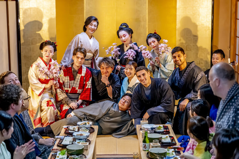 TOKYO:Traditional Geisha Show - Matcha, wagashi, and a dance in 30 to 45 minutes