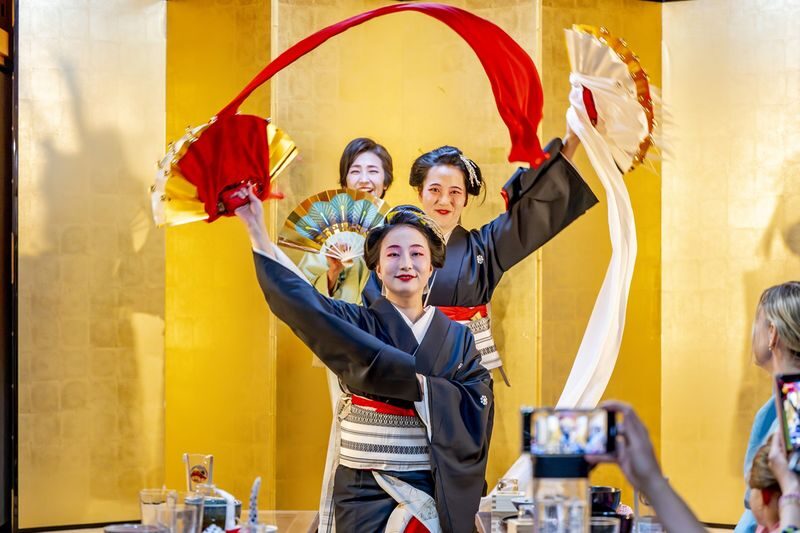 TOKYO:Traditional Geisha Show - A closer look at the cultural details