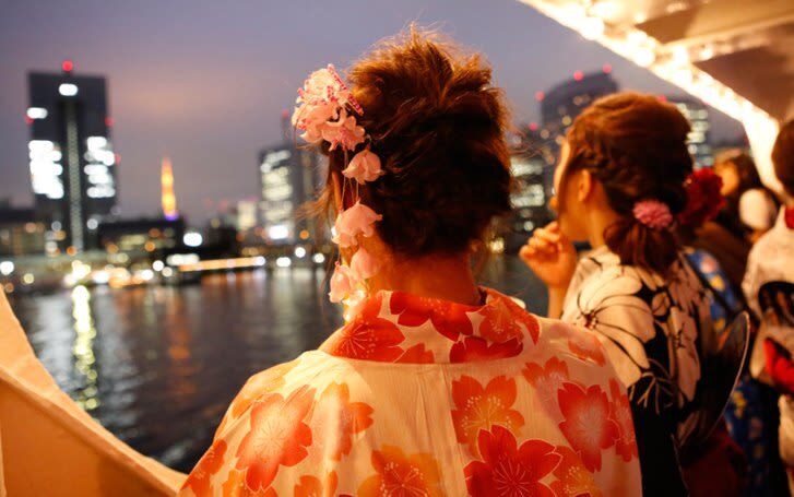 Tokyo Yakatabune Cruise: Sukiyaki Cuisine, Show Performance, and Tokyo Tower Sightseeing Plan - Live shamisen and an informal cultural show