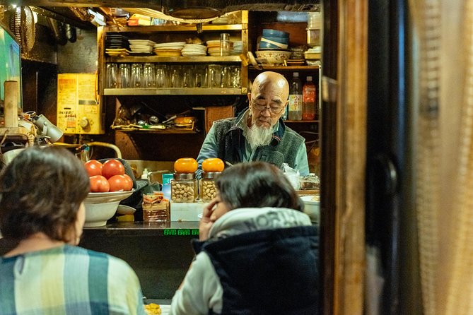 Tokyos Private Night Food Tour & Hotspots - Experience a 50s-Themed Bar