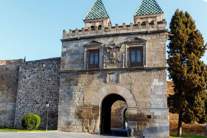 Toledo: First Discovery Walk and Reading Walking Tour - Experience