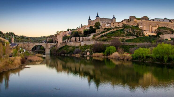 Toledo: Guided Walking Tour to Essential Monuments in Spanish - Tour Details