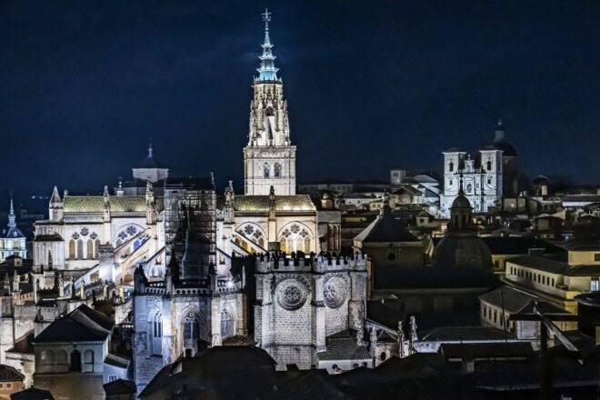 Toledo: Private Walking Tour With a Local Guide - Selecting Participants and Date