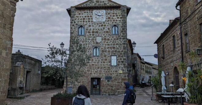 Tomb Hunting and Trekking Adventure in Sovana - Language Options