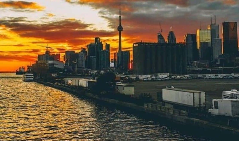 Toronto: Guided Walking Tour of Must-See Attractions - Discovering the Neighborhoods