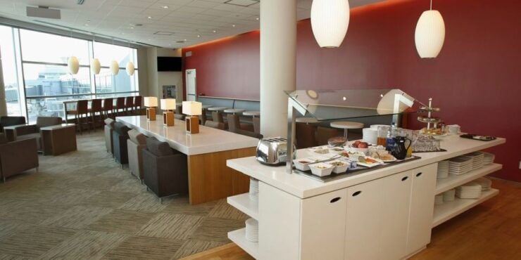 Toronto: Pearson Airport (YYZ) Plaza Premium Lounge Access - Experience at the Lounge
