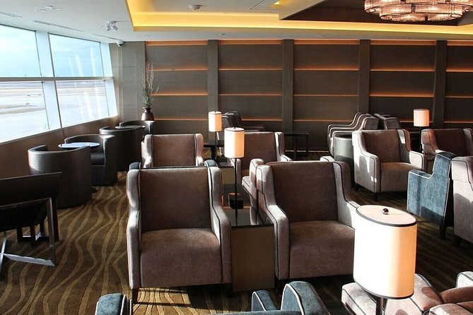 Toronto Pearson International Airport Plaza Premium Lounges - Buffet-style Meals and Massage Services