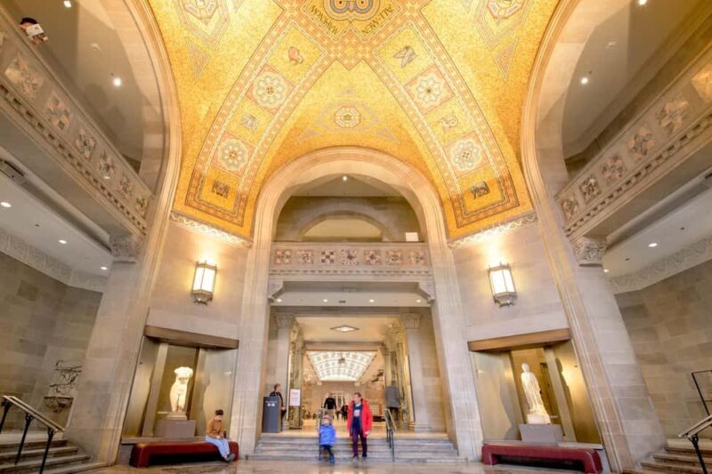 Toronto: Royal Ontario Museum Scavenger Hunt - An In-Depth Look at the Royal Ontario Museum Scavenger Hunt  