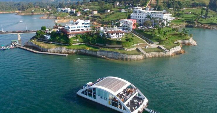 Tour Guatapé: Luxury Yacht to the Stone of Peñol. - Tour Information and Activity Duration