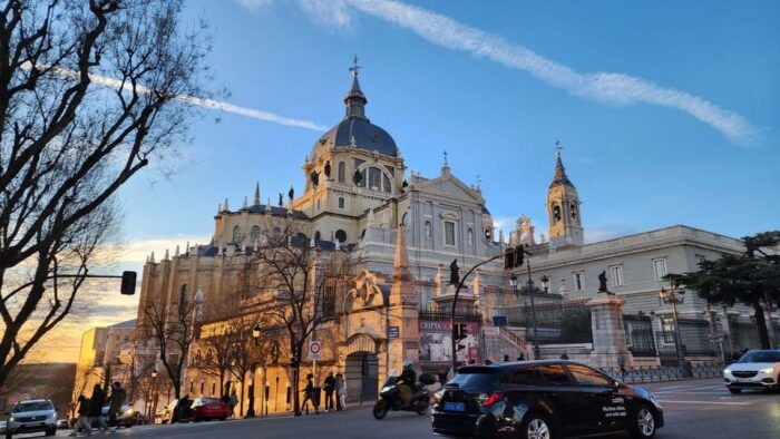 Tour Madrid: Secrets in a Electric Tuk Tuk - Knowledgeable Guides and Personalized Insights