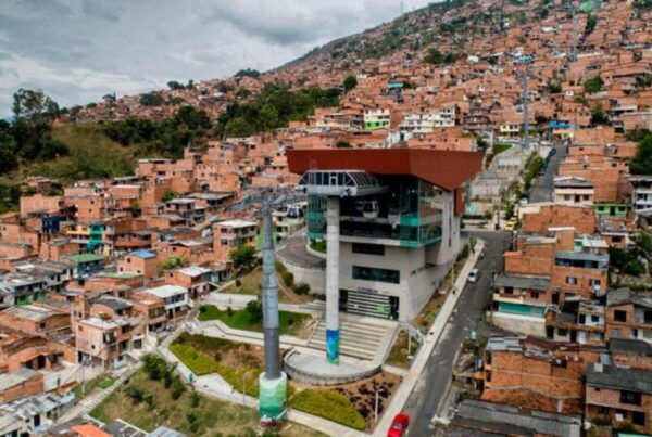 Tour Medellín: Pablo Escobar and Commune 13 - Tour Highlights: Commune 13