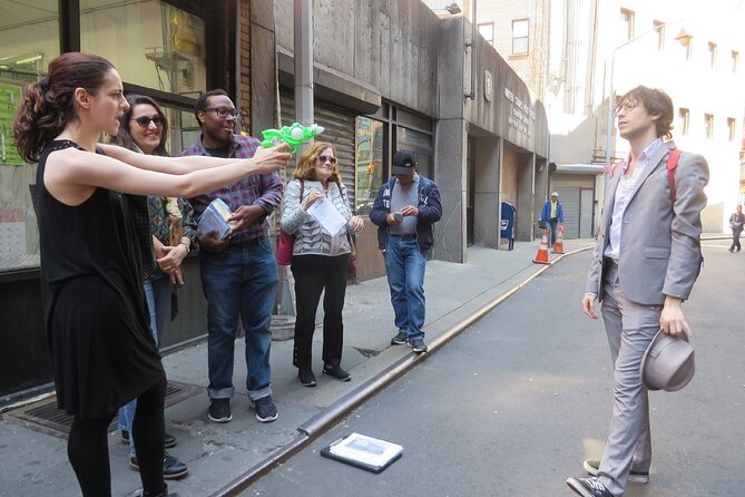 Tour Noir: A Dame To Guide For - Meeting and Pickup