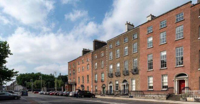 Tour of Georgian Squares and Colorful Doors - Molly Malone Statue: Ending Point and Final Highlights