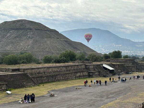 Tour of the Majestic City: From Teotihuacan MX - Purchasing Obsidian Crafts