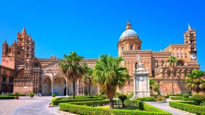 Tour Palermo & Cefalù - Language Options