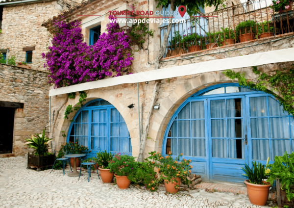 Tour Private Medieval Villages & Dinner at Sea - Coastal Dining Atmosphere