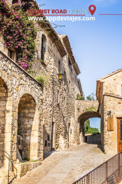 Tour Private Medieval Villages & Dinner at Sea - Frequently Asked Questions