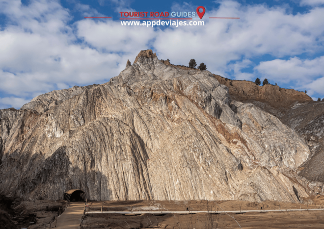 Tour Private Monserrat, Castle and Salt - Cardona Castle Exploration
