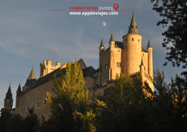 Tour Private Toledo & Segovia - Group Size and Languages