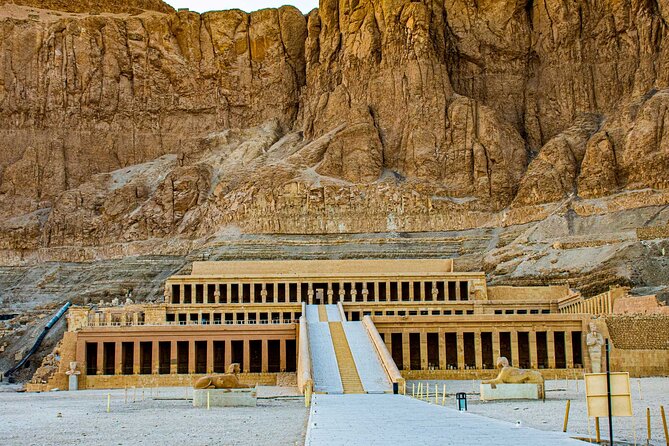 Tour to Luxor With Professional Photographer From Hurghada - Booking and Pricing