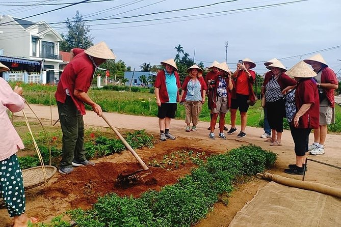 Tour to Tra Que Vegetable Village, Silk Weaving & Lantern Making Class - Tra Que Vegetable Village Experience