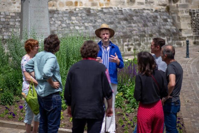 Tour With an Actor: Van Goghs Last Days in Auvers Sur Oise - Accessibility and Group Size