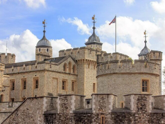 Tower of London Tour With Private Guide, Tickets, Pickup - Explore Nearby Landmarks and Iconic Views