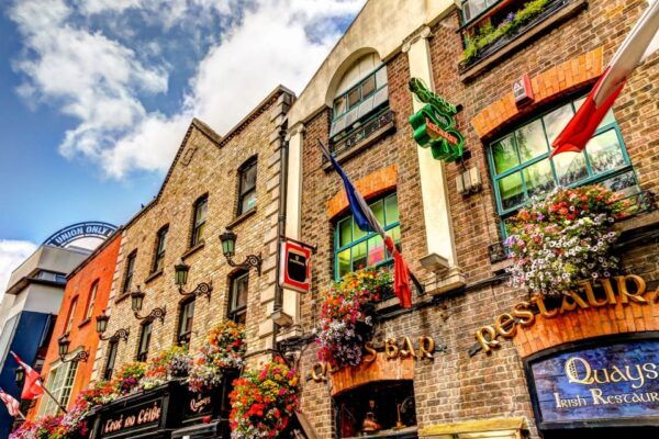 Traditional Irish Food and Dublin Old Town Private Tour - Dublins Old Town Eateries