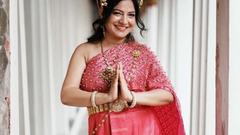 Traditional Thai Makeover, hairdo & Photoshoot at Wat Arun - An In-Depth Look at the Experience