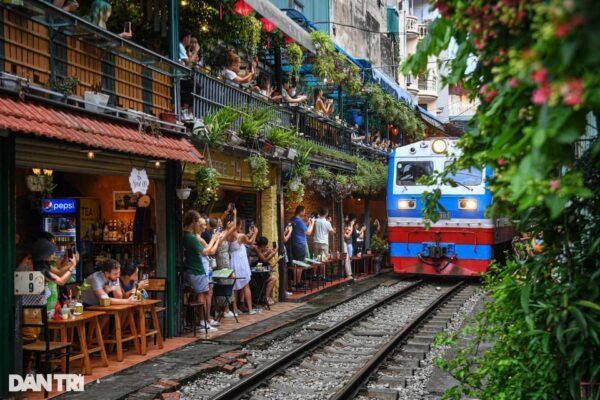 Train Street Treasures: Exploring Hanoi Foodie - Local Guide Expertise