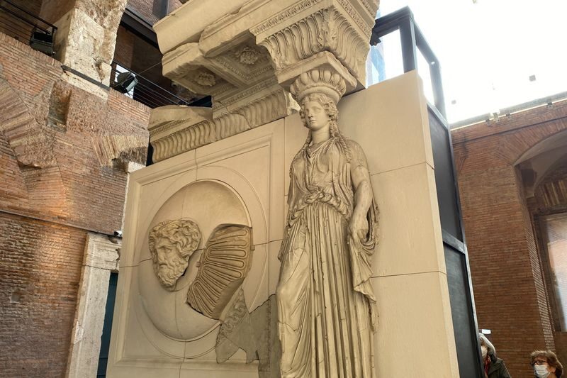 Trajan Markets and Fori Imperiali Museum entrance - Pause in the courtyard and look upward