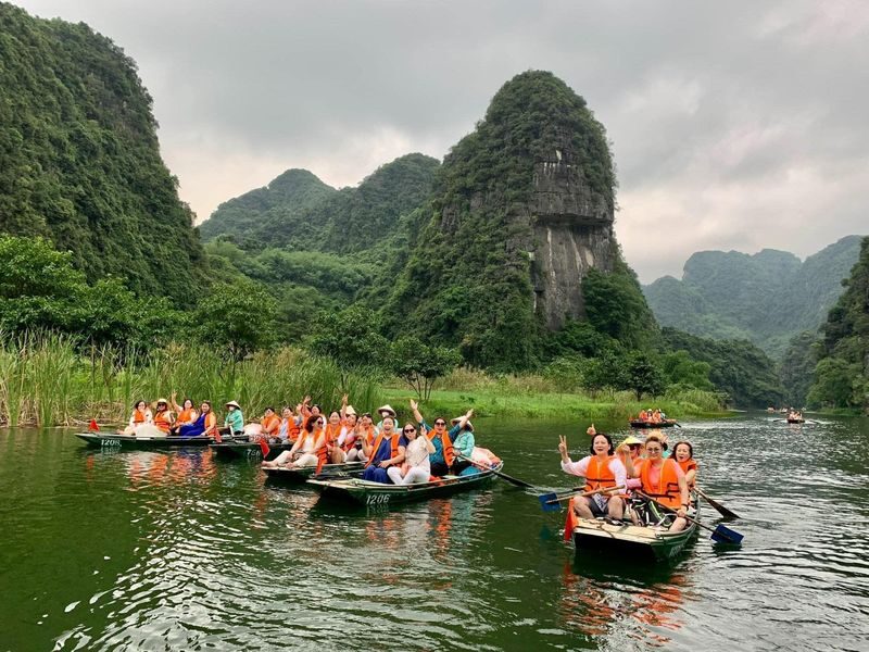 Trang An - Hoa Lu Day Tour (Japanese) | Mua Cave - River Cruise - Lunch in Ninh Binh: a generous pause
