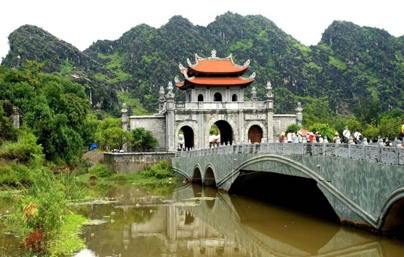 Trang An - Hoa Lu Day Tour (Japanese) | Mua Cave - River Cruise - Trang An: a slow ride through limestone country