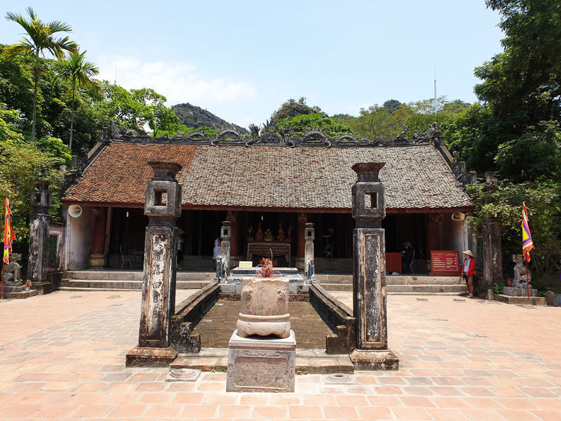 Trang An - Hoa Lu Day Tour (Japanese) | Mua Cave - River Cruise - Mua Mountain: 500 steps to the view