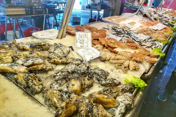 Translate: "Tasty Rialto Farmers Market Food Tour in Venice With Wine Tasting & Sightseeing" - Exploring the Historic Rialto Market