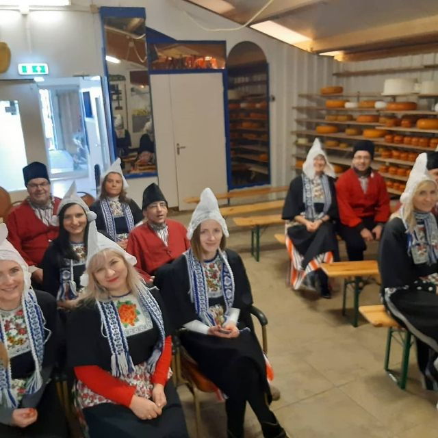 Translation: Picture in Volendam Costume With Cheese and Clog Tour - Experience Highlights