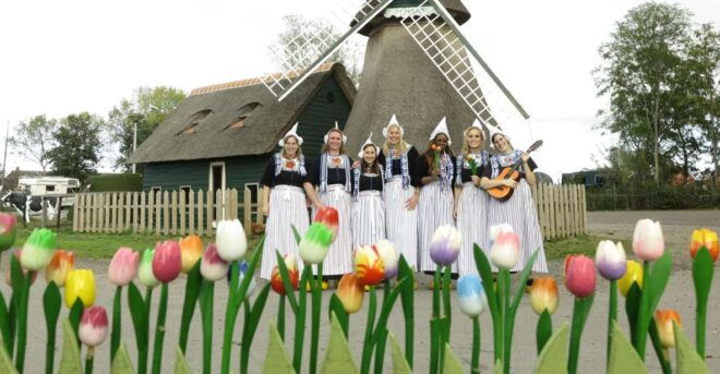 Translation: Picture in Volendam Costume With Cheese and Clog Tour - Select Participants and Date