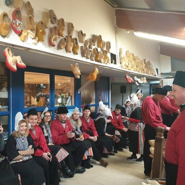 Translation: Picture in Volendam Costume With Cheese and Clog Tour - Directions