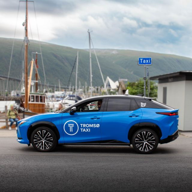 Tromsø: Airport Taxi Transfer - Meet and Greet Service