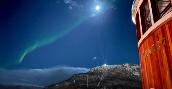 Tromsø: Arctic Light Evening Cruise With Fish Soup - Seasonal Scenery